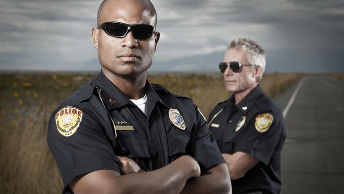 Парни на роль американских полицейских. Видео-стоки, оплата, онлайн отбор