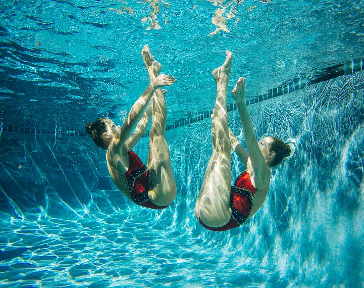 Для съемки под водой ищем девочку, которая профессионально занимается синхронным плаваньем