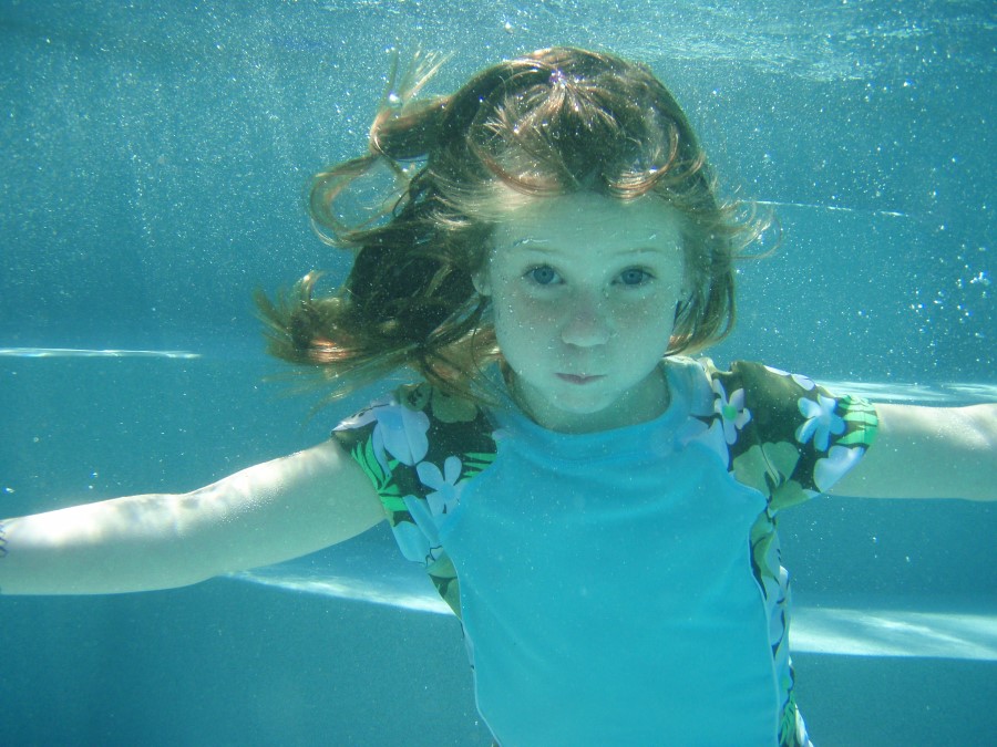 Для съемки под водой ищем девочку, которая профессионально занимается синхронным плаваньем