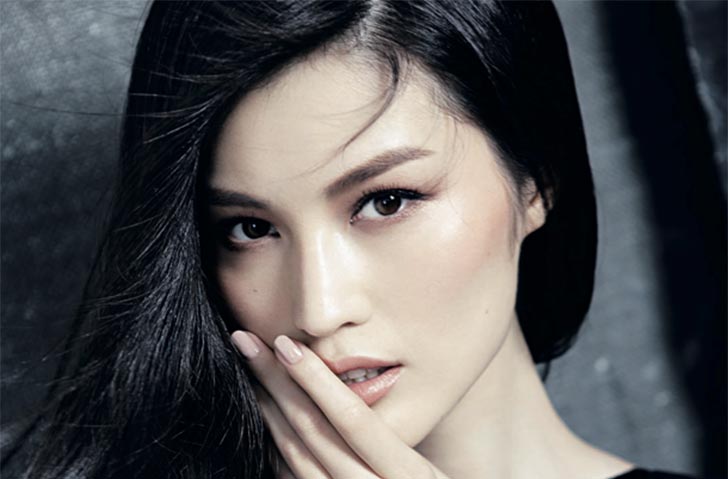 Девушка с азиатской внешностью в рекламный ролик