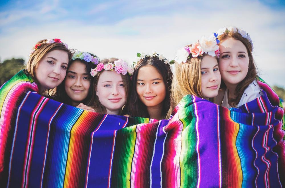 6 девушек разных национальностей для участия в телевизионном фешн-проекте